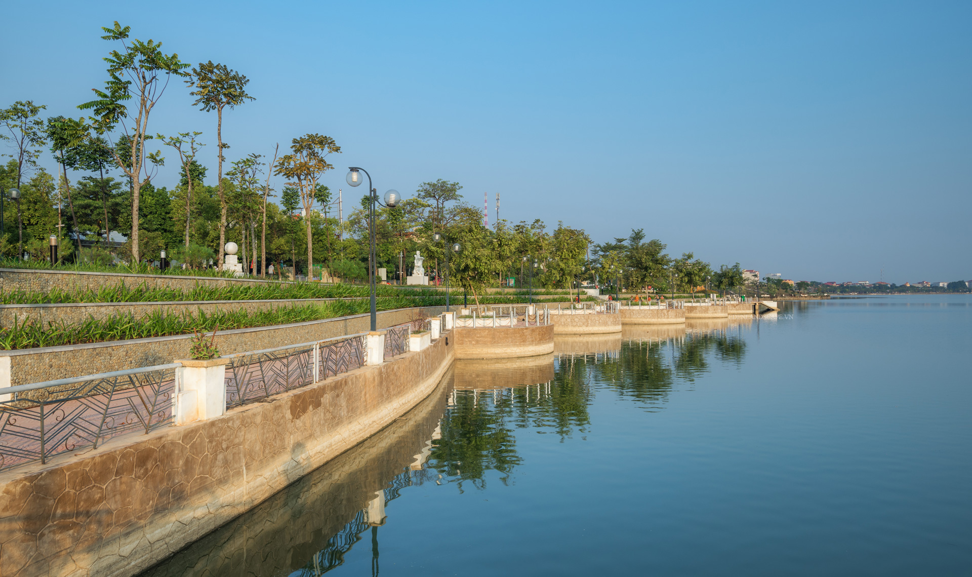 Trục cảnh quan của công viên hài hòa chạy theo một hồ nước rộng lớn.