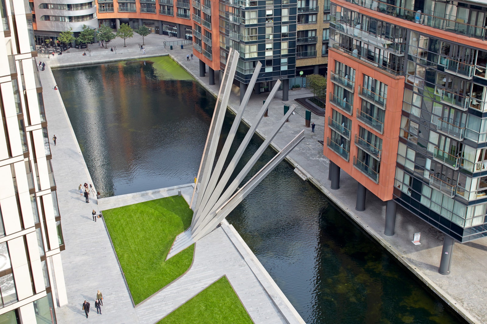 Knight Architects đã thiết kế cây cầu đi bộ Merchant Square bắc qua kênh đào Grand Union ở London