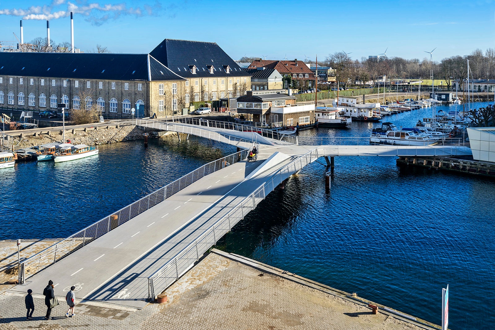 Thiết kế Cầu Butterfly của Copenhagen bao gồm ba đoạn nối hai bờ của Christianshavns Kanal